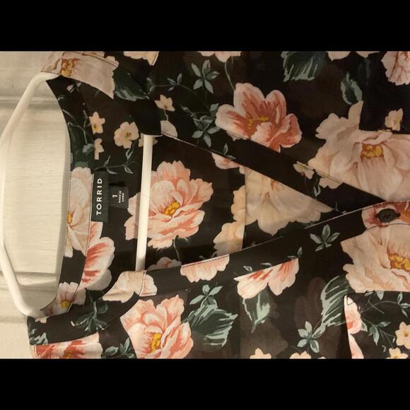 Torrid Semi- Sheer Black Floral Babysoll Flowy Button Up Blouse Size 1 - Picture 8 of 10